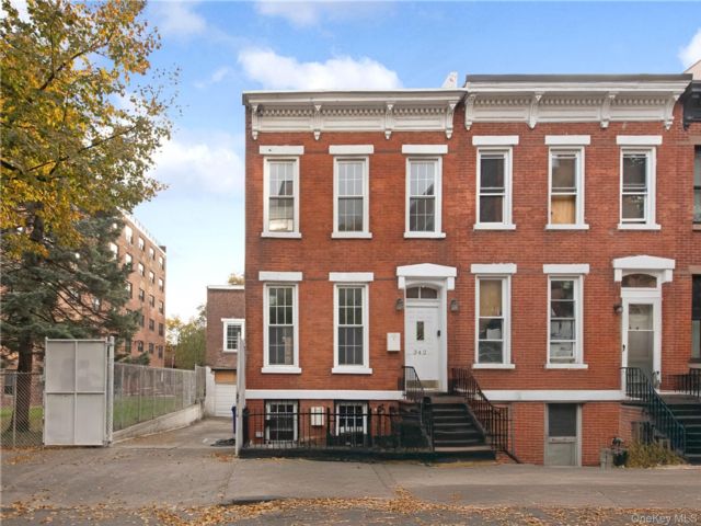  3 BR,  2.00 BTH &nbsp;House style home in Carroll Gardens