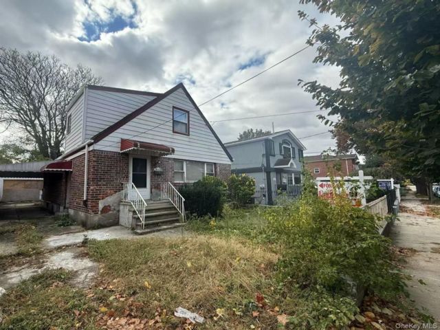  4 BR,  2.00 BTH &nbsp;Other style home in Fresh Meadows