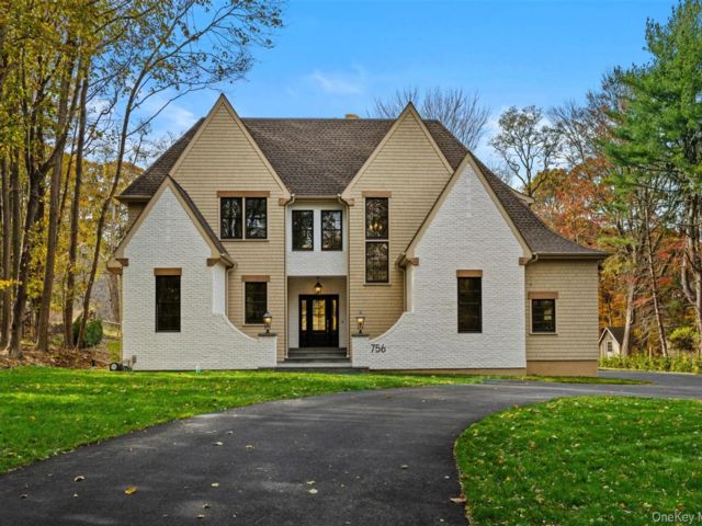  5 BR,  4.00 BTH &nbsp;Colonial style home in Mount Sinai