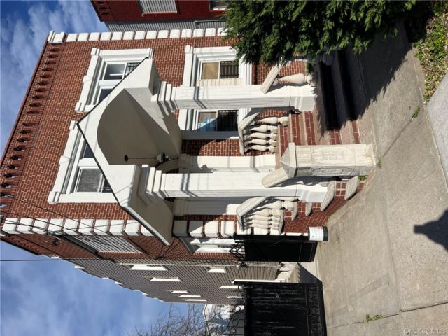  7 BR,  5.00 BTH &nbsp;A-frame style home in Springfield Gardens