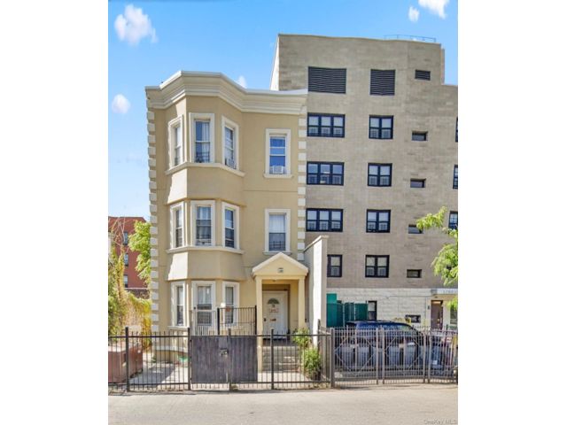 11 BR,  3.00 BTH &nbsp;House style home in Oak Point