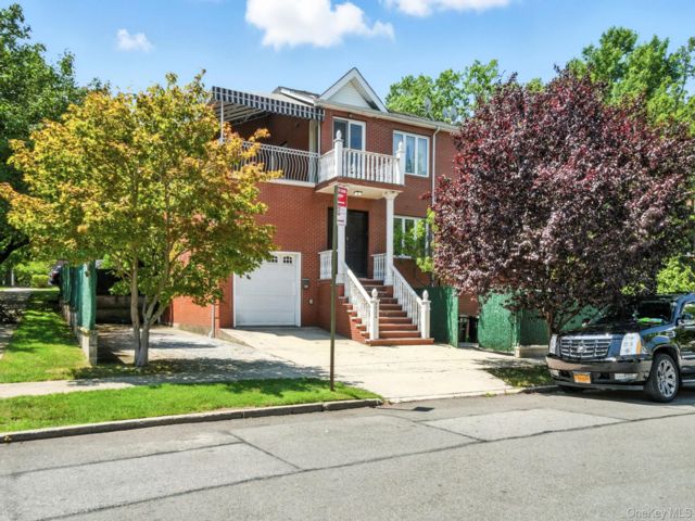  4 BR,  5.00 BTH &nbsp;Modern style home in Flushing