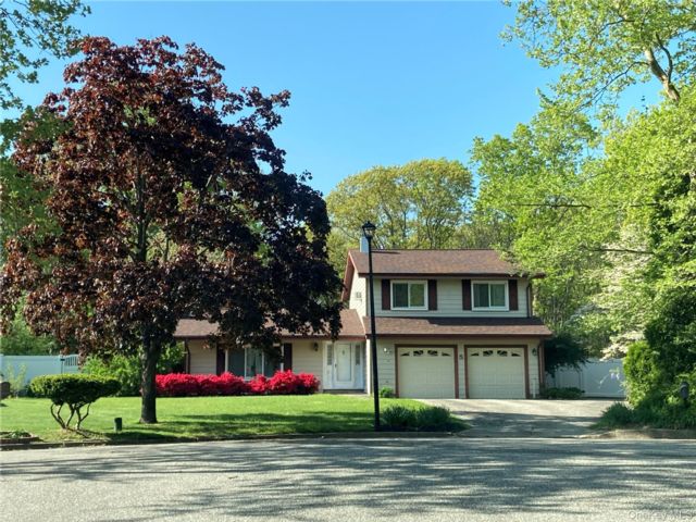  3 BR,  3.00 BTH &nbsp;Colonial style home in South Setauket