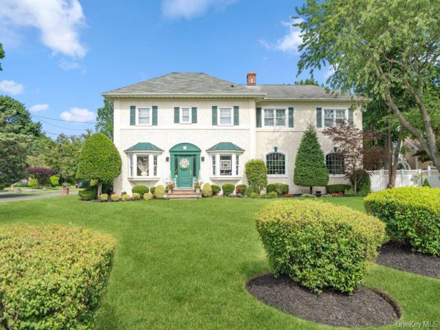  4 BR,  4.00 BTH &nbsp;Colonial style home in Islip