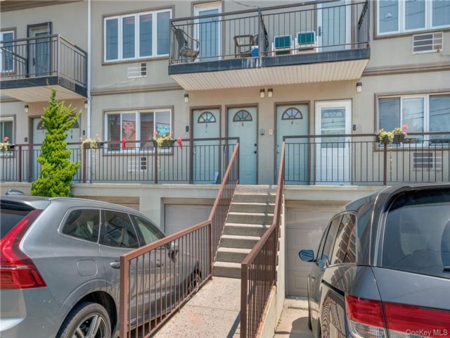  3 BR,  3.00 BTH &nbsp;Condo style home in Far Rockaway
