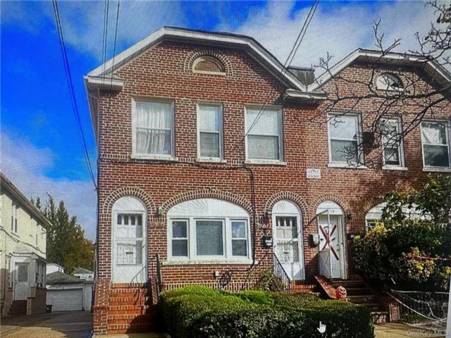  3 BR,  1.00 BTH &nbsp;Colonial style home in Bayside
