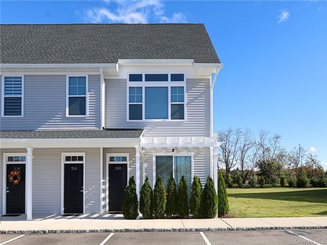  2 BR,  2.00 BTH &nbsp;Other style home in Glen Cove