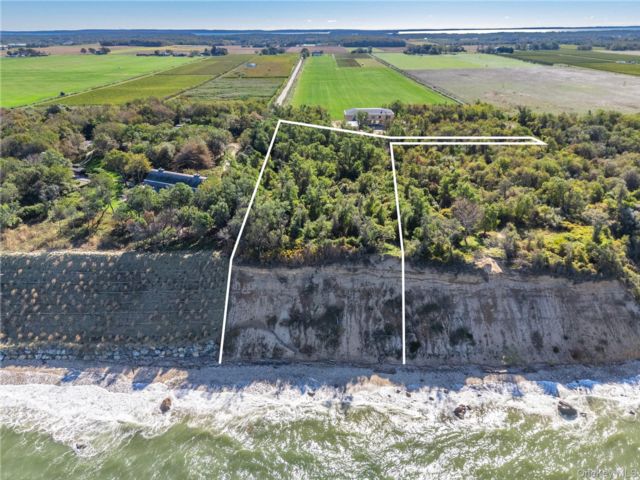 Lot <b>Size:</b>  &nbsp;House style home in Cutchogue