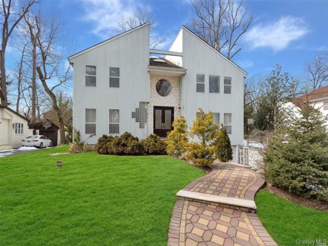  4 BR,  4.00 BTH &nbsp;Contemporary style home in Great Neck