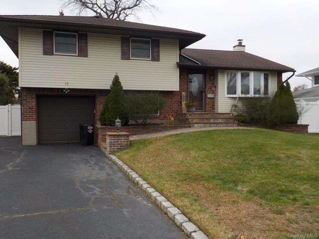  3 BR,  2.00 BTH &nbsp;Split level style home in Commack