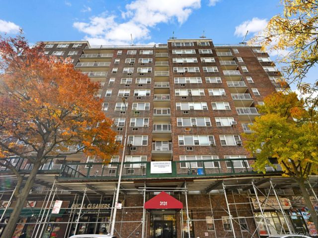  3 BR,  2.00 BTH &nbsp;Other style home in Jerome Avenue