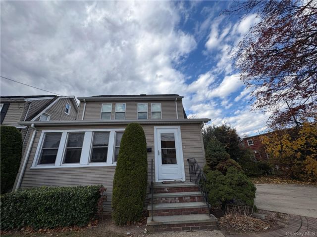  2 BR,  1.00 BTH &nbsp;Other style home in Glen Head