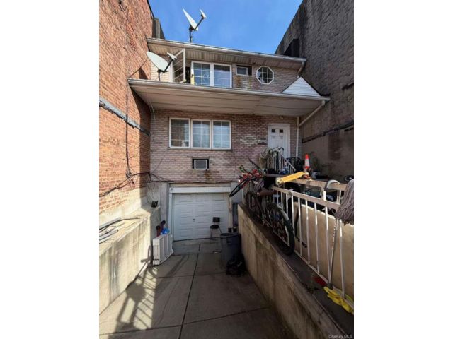  4 BR,  4.00 BTH &nbsp;House style home in East Elmhurst