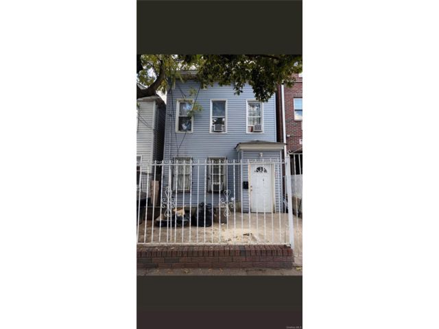  4 BR,  2.00 BTH &nbsp;Colonial style home in Corona