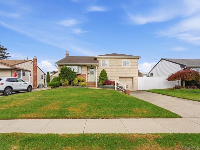  3 BR,  2.00 BTH &nbsp;Split level style home in Hicksville