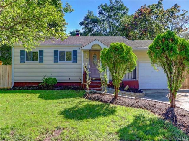  3 BR,  1.00 BTH &nbsp;Ranch style home in Bellport