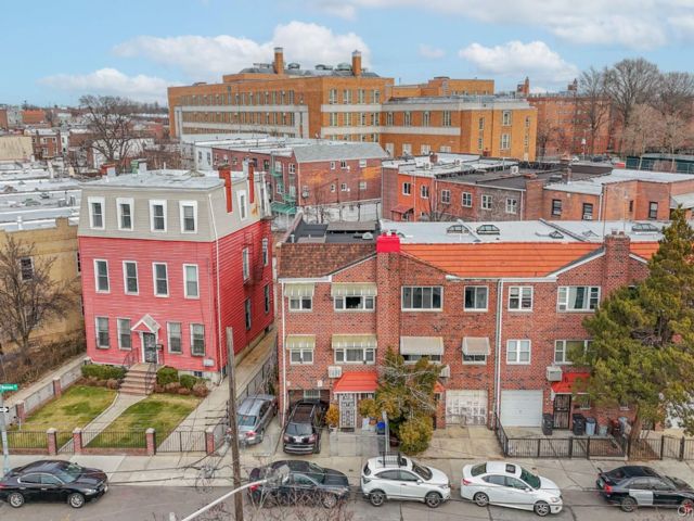  8 BR,  3.00 BTH &nbsp;House style home in Long Island City