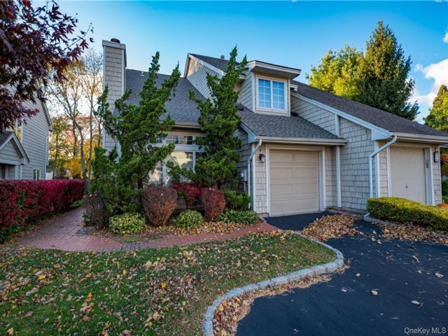  3 BR,  3.00 BTH &nbsp;Condo style home in Bay Shore