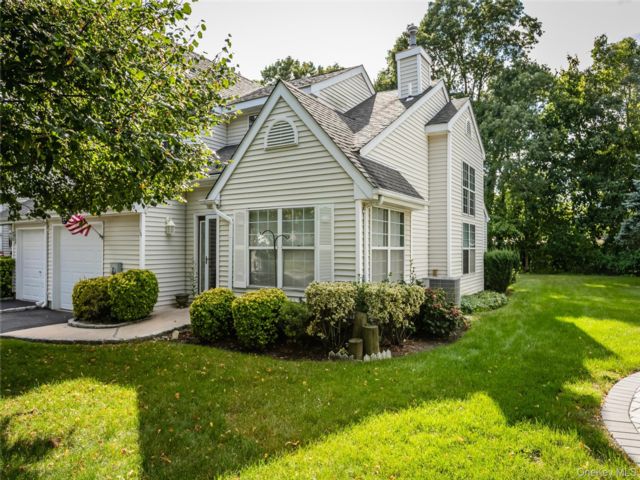  3 BR,  3.00 BTH &nbsp;Condo style home in Bay Shore