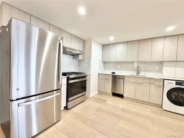  2 BR,  2.00 BTH &nbsp;Contemporary style home in Flushing