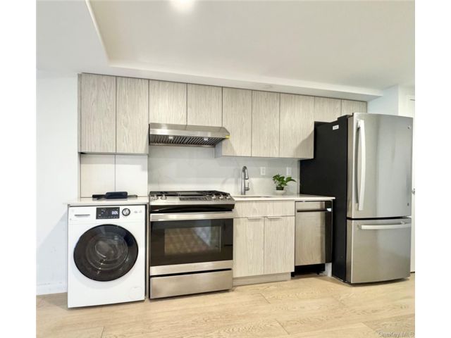  2 BR,  2.00 BTH &nbsp;Contemporary style home in Flushing