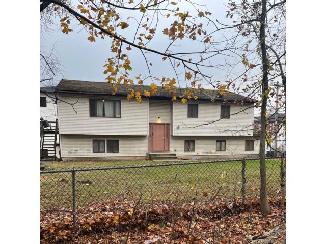  4 BR,  3.00 BTH &nbsp;Raised ranch style home in Spring Valley