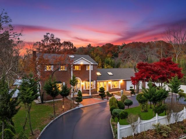  5 BR,  4.00 BTH &nbsp;Colonial style home in Kings Park