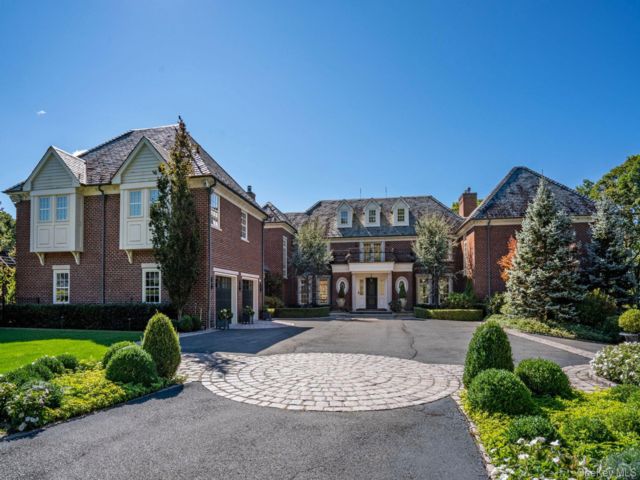  6 BR,  9.00 BTH &nbsp;Estate style home in Melville