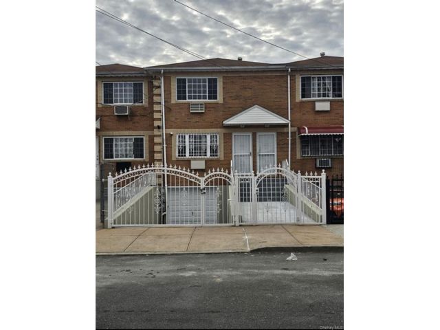  8 BR,  5.00 BTH &nbsp;A-frame style home in Richmond Hill