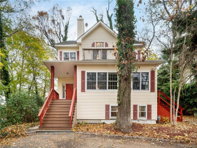  4 BR,  2.00 BTH &nbsp;Colonial style home in Stony Brook