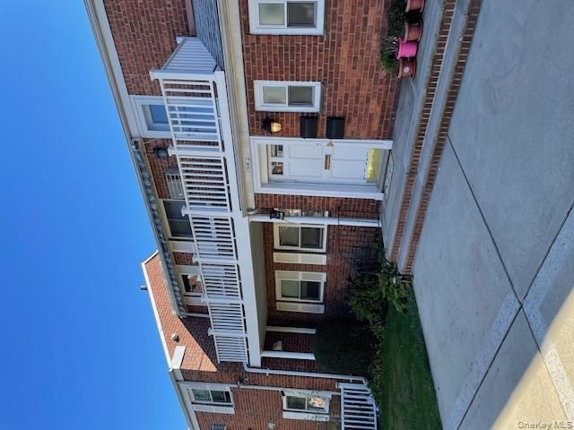  2 BR,  1.00 BTH &nbsp;Garden style home in Glen Oaks