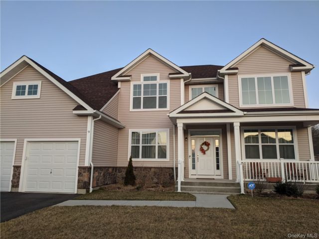  5 BR,  4.00 BTH &nbsp;Colonial style home in Ridge