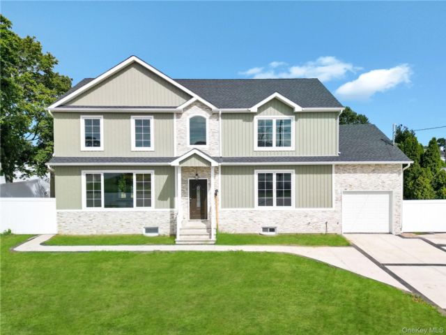  4 BR,  5.00 BTH &nbsp;Ranch style home in Deer Park