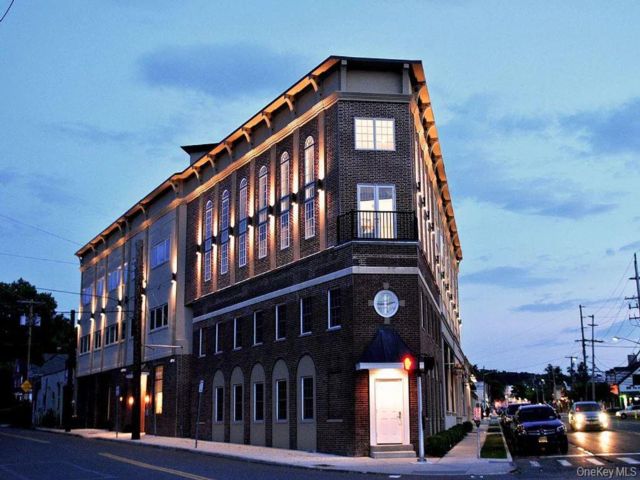  1 BR,  1.00 BTH &nbsp;Modern style home in Huntington