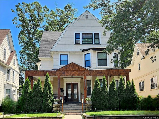  8 BR,  4.00 BTH &nbsp;Colonial style home in Fleetwood