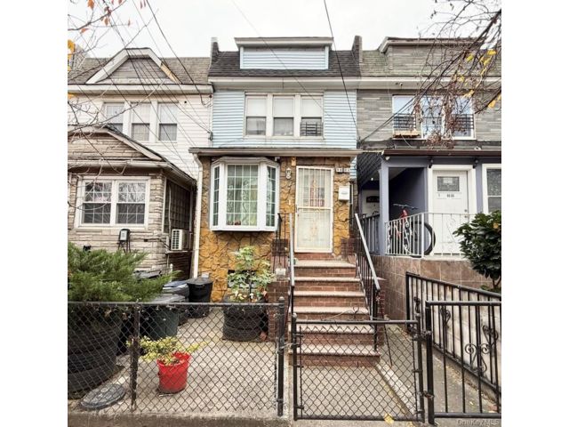  1 BR,  3.00 BTH &nbsp;House style home in Corona