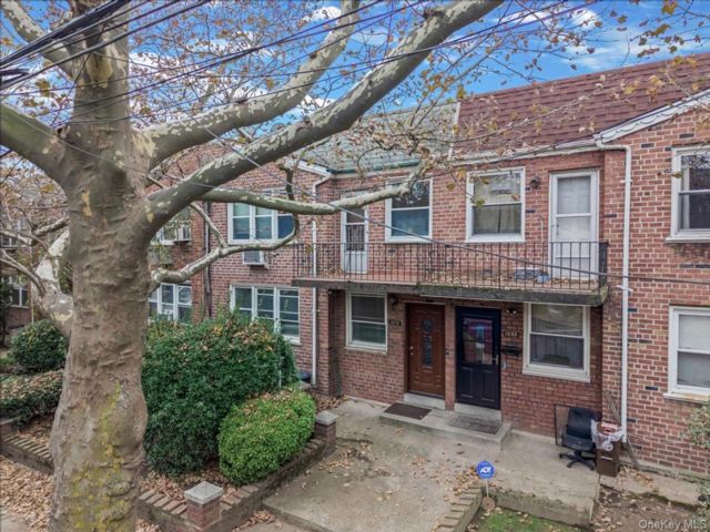  5 BR,  3.00 BTH &nbsp;House style home in Mill Basin