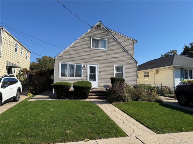  4 BR,  3.00 BTH &nbsp;Exp cape style home in Westbury