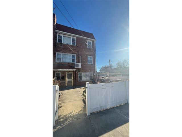  3 BR,  2.00 BTH &nbsp;Other style home in Flushing