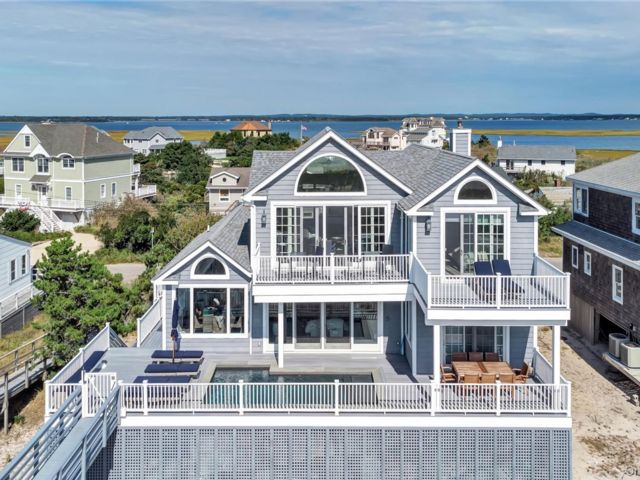  4 BR,  4.00 BTH &nbsp;Post modern style home in Westhampton Dunes