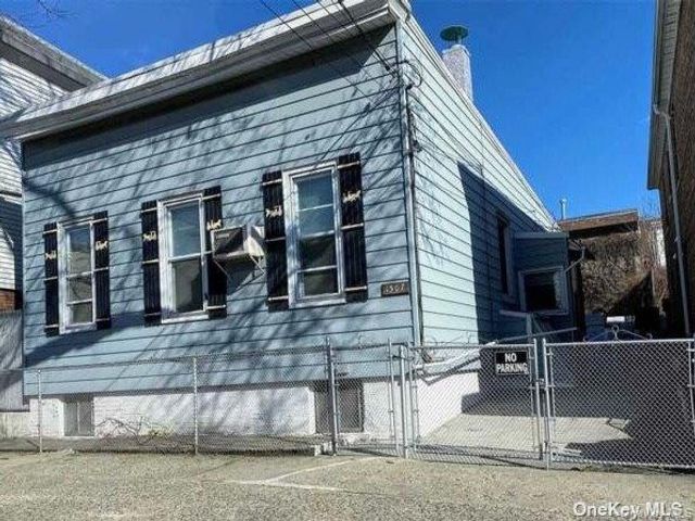  4 BR,  2.00 BTH &nbsp;Colonial style home in College Point