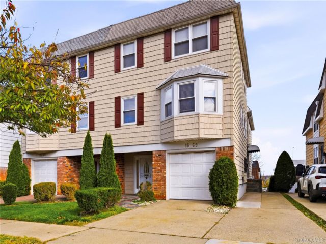  4 BR,  3.00 BTH &nbsp;Split level style home in Bayside