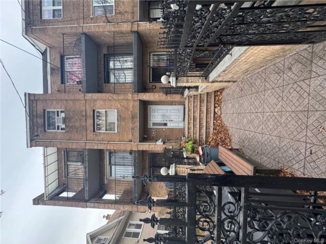  3 BR,  2.00 BTH &nbsp;Colonial style home in Jamaica