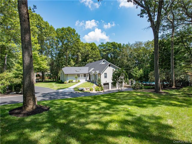  6 BR,  5.00 BTH &nbsp;Exp ranch style home in Smithtown