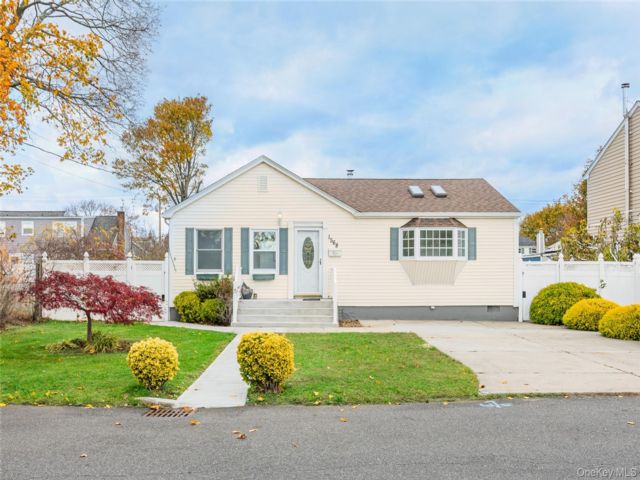 [West Babylon Real Estate, listing number 7230691]