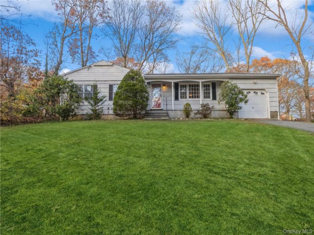  3 BR,  2.00 BTH &nbsp;Exp ranch style home in Smithtown