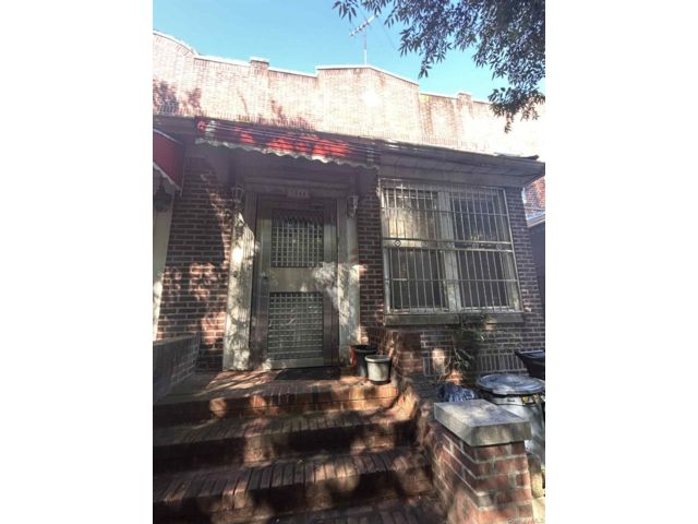  2 BR,  2.00 BTH &nbsp;House style home in Woodside