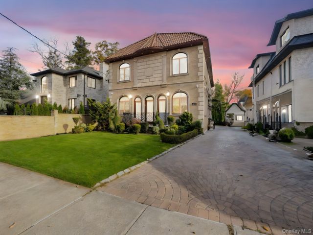  3 BR,  5.00 BTH &nbsp;Colonial style home in Jamaica Estates