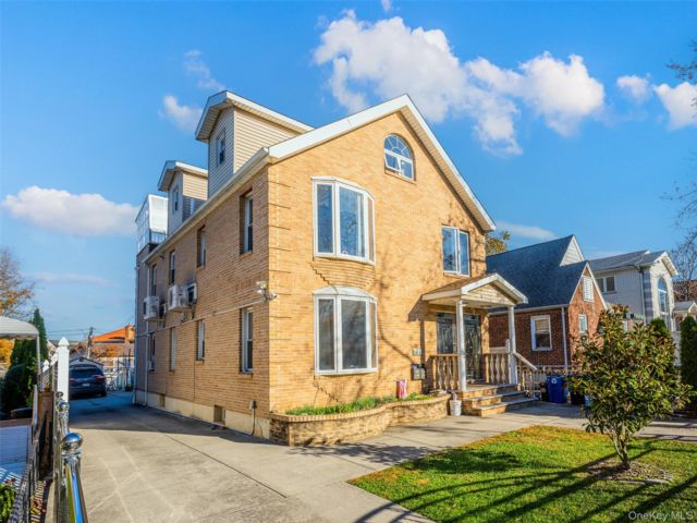  6 BR,  4.00 BTH &nbsp;House style home in Little Neck