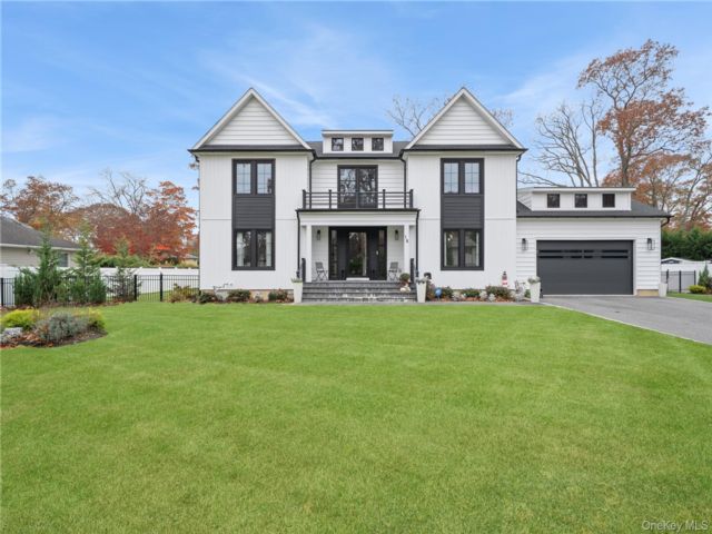  4 BR,  3.00 BTH &nbsp;Colonial style home in East Islip